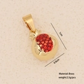 Détail macro d'un pendentif grenade rouge en laiton avec spécifications de taille 1cm - No.8 Grenade