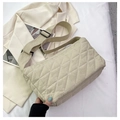 Detail van beige gewatteerde corduroy tas met verstelbare riem en zwarte gespen - Broken Wit