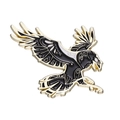 Spilla smaltata con corvo volante bianco e nero e dettagli a spirale color oro - Xz7877