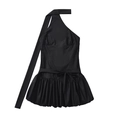 Detail eines schwarzen One-Shoulder-Kleides mit Bubble-Saum und Taillenschleife - XS / Schwarzer Hintergrund mit Punkten