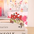 Detail eines hölzernen Weihnachts-LKW-Anhängers mit PEACE-Schriftzug und roter Holzperle - Grüner Peace Retro-LKW-Stil (K4-1)