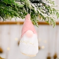 Gnome de Noël rose avec barbe blanche et chapeau pointu sur une branche enneigée - Style Bonnet en Velours Rose