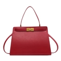 Sac trapèze classique en cuir rouge avec fermoir doré et poignée sur fond blanc - Rouge