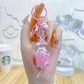 Roze drijfzand sleutelhanger in snoepvorm met cartoon puppy en klein belletje - Snoep Cartoon Hond / Roze
