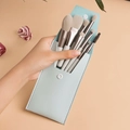 Nahaufnahme von tragbarem 8-teiligem Make-up-Pinselset mit hellblauem Lederetui und Pinseln - 8 Stück+Tasche / Cyan