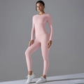 Vue complète d'un ensemble de yoga rose avec leggings taille haute et haut à manches longues - Rose Clair
