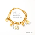 Dettaglio di un bracciale a doppio strato in oro 18k con fiore traforato e ciondoli - Stile Fiore Traforato (ZH276G)