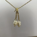 Elegante goldene Kettchenohrringe mit hochwertigen Süßwasserperlen und Zirkonia - Goldperle Akzent Perle Stil (5247207550028)