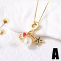 Collier doré avec perle coquillage et étoile de mer sur un fond en tissu blanc doux - Style Étoile de Mer Coquillage Perle (A)