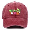 Détail d'une casquette en coton bordeaux délavé avec des broderies de légumes vintage - Bordeaux