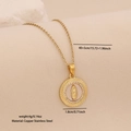 Collana dorata con pendente rotondo della Vergine Maria e piccoli diamanti su sfondo beige - Vergine Maria