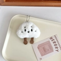 Dettaglio di portachiavi a nuvola in peluche bianca con gambe marroni e catena a sfere - Bianco