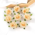 Primer plano de nueve cabezas de rosas artificiales champán para manualidades y gorros - Amarillo Claro