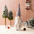 Detailopname van gebreide kerstkabouter fleshoezen met pluizige beige baarden - Stijl B (Rood Grijze Hoed Beige Baard)