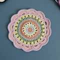 Sous-verre bohème au crochet fait main avec cercles colorés et bords en forme de pétales - Tapis N° 6
