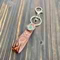 Détail d'un porte-clés en cuir embossé marron avec fer à cheval, turquoise et fermoir argent - Style 2 (Fer à Cheval Turquoise)