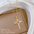 Vista dettagliata della collana a croce con cuore dorato e specifiche su raso - Stile Cuore Croce Oro (F139)
