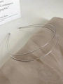 Dettaglio del cerchietto a doppio strato in metallo argento su tessuto di seta champagne - Argento