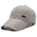 Herren Mesh Baseballkappe in Mittelgrau mit langem Schirm und Sport-Metall-Detail - Verstellbar / Hellgrau