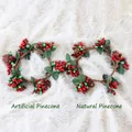 Détail de couronnes de bougies de Noël avec baies rouges, pommes de pin et feuilles - Pommes de pin naturelles / Baies rouges et vertes avec pommes de pin naturelles