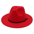 Detalle de sombrero fedora rojo con banda de cuero negro, tachuelas doradas y hebilla - M (56-58cm) / Rojo (Cinturón De Cuero Negro Pequeño)