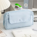 Détail d'une trousse bleu clair avec poche à pression et fermeture éclair robuste - Bleu clair