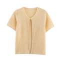 Detail eines hellgelben Strick-Cardigans mit feinem Lochmuster und elegantem V-Ausschnitt - S / Oberteile / Beige
