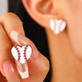 Gros plan de boucles d'oreilles baseball en forme de cœur avec détails de couture rouges - Baseball Blanc en Bois (10366)