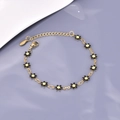 Détail du bracelet chaîne marguerite dorée avec fleurs en émail et fermoir mousqueton sûr - Noir-Or / 20 Cm