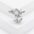 Spilla a libellula argentata con perle bianche su una base geometrica bianca - Combinazione di Libellule / Argento