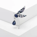 Elegante spilla a libellula argentata con cristalli blu e perla su sfondo bianco - Argento