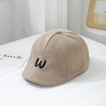 Dettaglio ricamo lettera W nera su cappello estivo per bambini in cotone beige - 50cm 1-3 Anni / Cachi