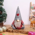 Weihnachtswichtel mit Herz-Mütze auf einer rustikalen Holzscheibe in festlicher Szene - Herzmusster (C4-1) / Gnom mit grauem Hut