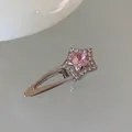 Detailaufnahme der silbernen Stern-Haarklammer mit rosa Strass und Kristalldesign - Einzelner Stern / Rosa