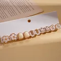 Set di 5 paia di orecchini a fiore e perla dorati su scheda espositiva - Orecchini a Clip-Oro (Set da Dieci Pezzi)