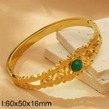 Bracciale retrò in acciaio inossidabile dorato traforato con pietra verde tonda - Stile Traforato a Gemma Singola Verde (KB183212-SP) / 60x50x16mm