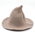 Vista detallada de la textura de lana gruesa en este sombrero de bruja marrón - Talla única / Terracota