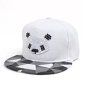 Cappellino snapback bianco con panda in strass e visiera piatta geometrica - Regolabile / Bianco