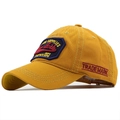 Détail d'une casquette baseball jaune moutarde avec broderie New York et effet vintage - Jaune