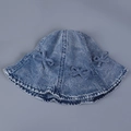 Détail d'un chapeau bob en denim bleu avec trois nœuds décoratifs et texture lavée - M (56-58cm) / Bleu clair