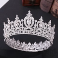 Detailansicht der silbernen Brautkrone mit funkelnden Kristallsteinen und Herzmustern - Silber Weißer Strass