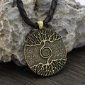 Gros plan du pendentif Yggdrasil viking en bronze sur cordon en cuir tressé noir - Style Lanière / Corde en Cuir Bronze Antique