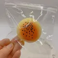 Juguete antiestrés de repostería realista en bolsa de PVC con semillas de sésamo - Pastelería de Yema de Huevo Fluida