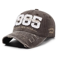 Casquette de baseball vintage marron avec broderie 1985 et détails vieillis usés - café