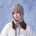 Gorro de punto gris con orejeras y patrones geométricos para calidez invernal - Gris