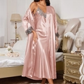 Elegantes hellrosa Satin-Pyjama-Set mit langem Bademantel und Spitzen-Nachthemd - S / Rosa