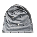 Bonnet en maille gris avec rivets métalliques argentés de style hip-hop épuré - Taille unique / Gris clair