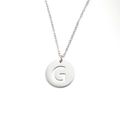 Détail d'un collier avec pendentif rond argenté et motif de la lettre G ajourée - Lettre G (Couleur Acier)