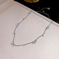 Macro-opname van zilveren kralenketting met ronde zirkoon hangers op een sieradendisplay - Ketting / Zilver