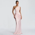 Detail van elegante roze satijnen avondjurk met één schouder en plooien - S / Roze